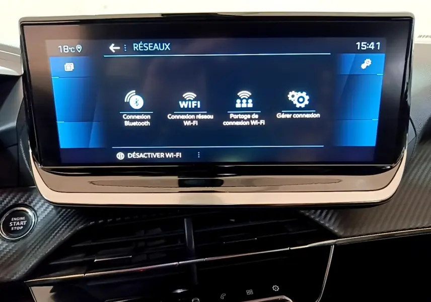 Écran tactile central du tableau de bord du Peugeot 2008 gris clair, affichant les options de connexion Wi-Fi et Bluetooth.