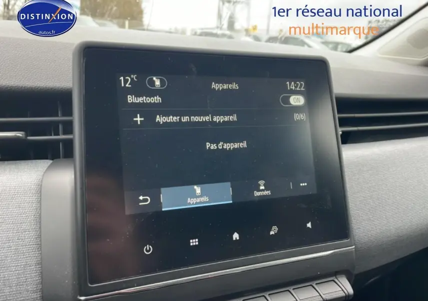 Écran tactile central de la Renault Clio V blanche, vue intérieure côté droit du tableau de bord.