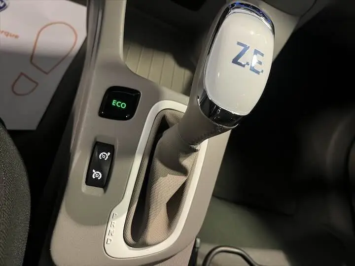 Le levier de vitesses blanc marqué ZE de la Renault ZOE R90 LIFE 41 KWh, avec bouton ECO et commandes de régulateur.