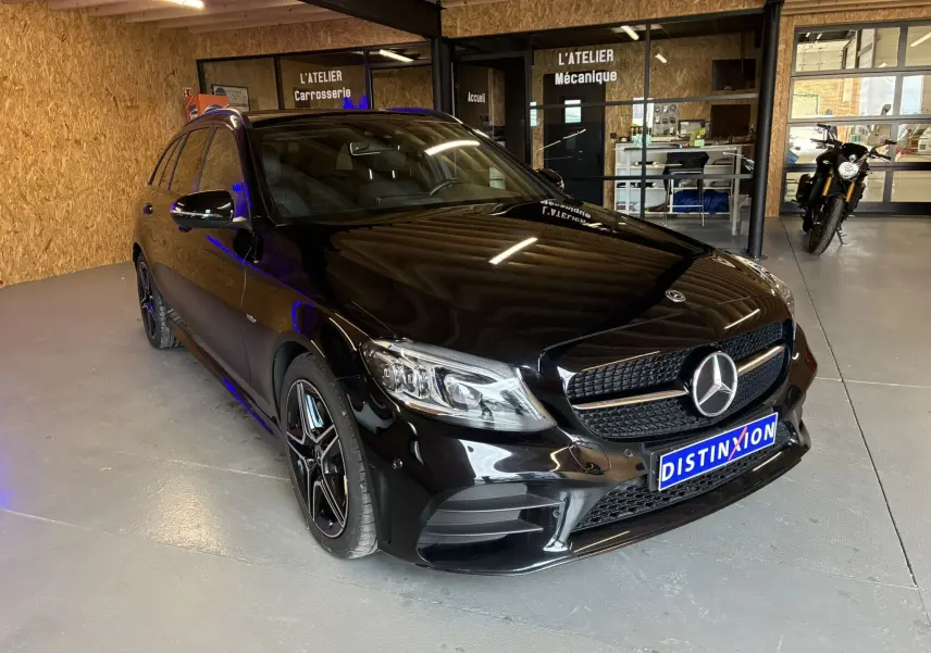 Mercedes Classe C Break 220D AMG Line noir métal vue 3/4 avant avec jantes bi-ton et calandre distinctive