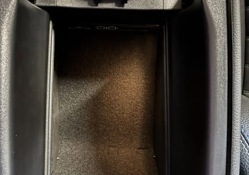 Vue plongeante sur le rangement central noir intérieur du Mercedes Classe C Break 220D AMG Line 2021.
