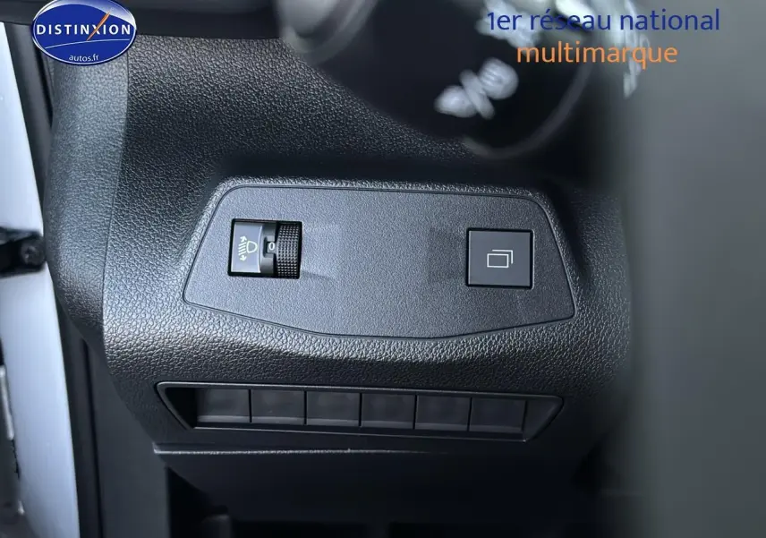 Détail du tableau de bord côté gauche du Citroën Berlingo Fourgon blanc 2025 avec commande de réglage des phares.