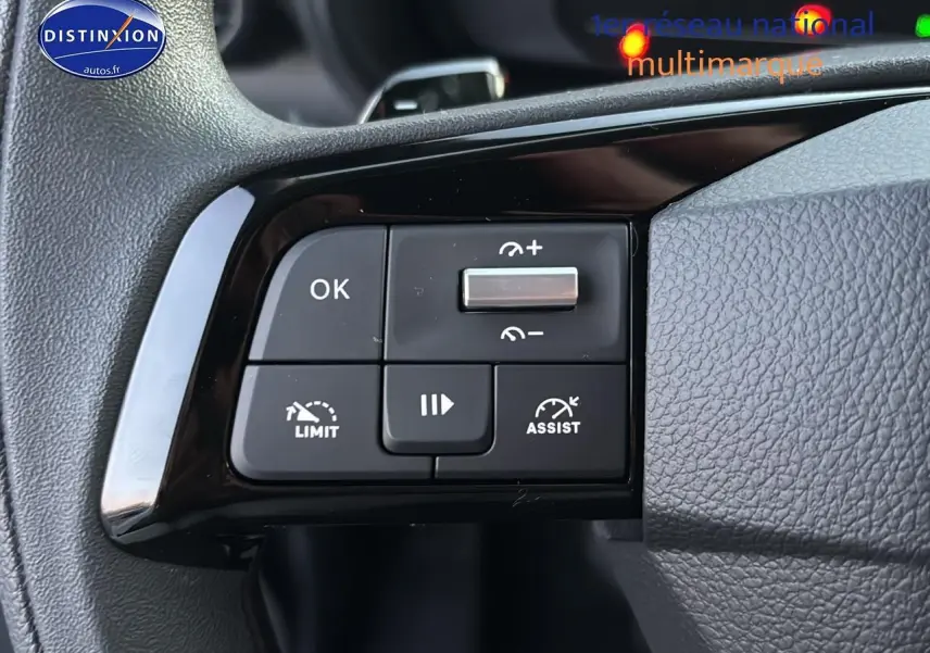 Gros plan sur les commandes du volant côté gauche du Citroën Berlingo Fourgon blanc, boutons multifonctions visibles.