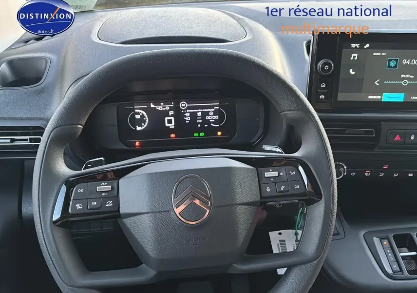 Vue rapprochée du volant multifonction noir de la Citroën Berlingo Fourgon 2025 avec tableau de bord digital.