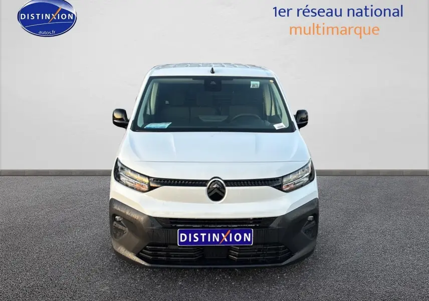 Vue frontale d'un Citroën Berlingo Fourgon blanc avec pare-chocs noir et phares LED allumés sur fond neutre.