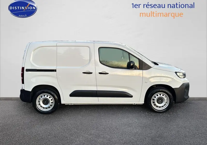 Vue de profil côté gauche du Citroën Berlingo Fourgon blanc 2025 avec porte latérale coulissante et jantes acier.