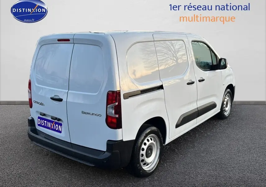 Vue 3/4 arrière droite d’un Citroën Berlingo Fourgon blanc avec porte latérale coulissante et double portes arrière.