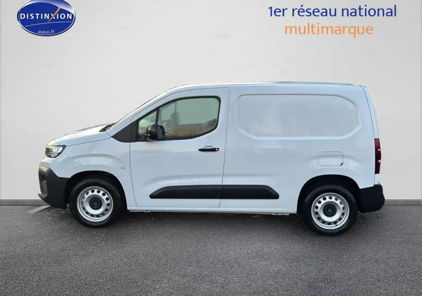 Profil droit d'un Citroën Berlingo Fourgon blanc 2025 avec porte latérale coulissante et jantes acier simples.