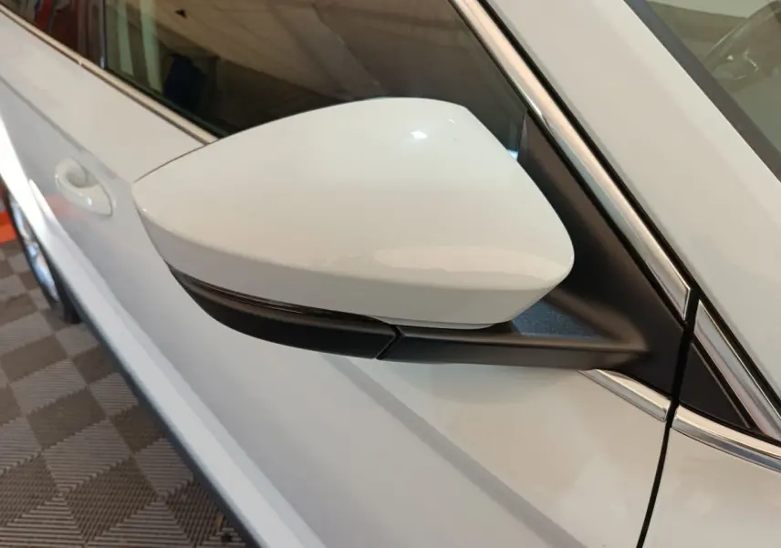 Rétroviseur droit blanc du Skoda Karoq 2024, vue rapprochée sur la portière côté passager.