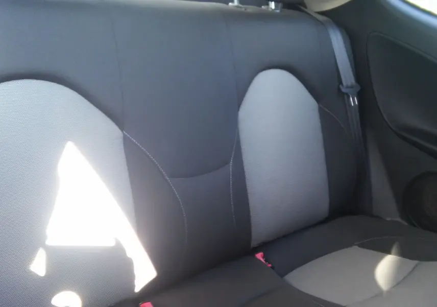 Vue intérieure sur les sièges arrière gris et noirs de l'Alfa Romeo MiTo Distinctive 2010, côté droit.