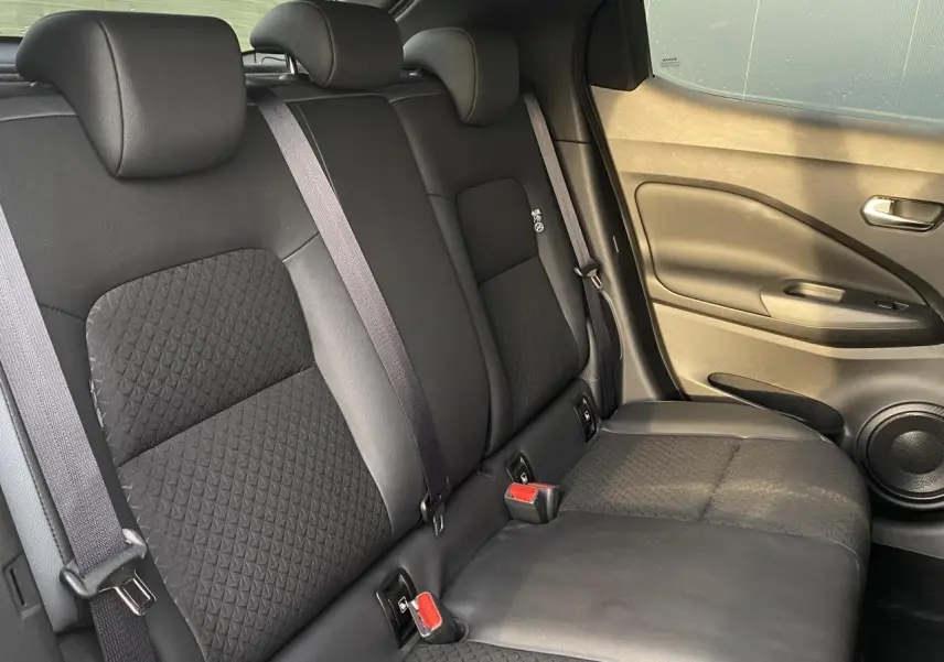 Vue intérieure côté droit des sièges arrière noirs en tissu et TEP du Nissan Juke DIG-T 114 N-Connecta 2024.