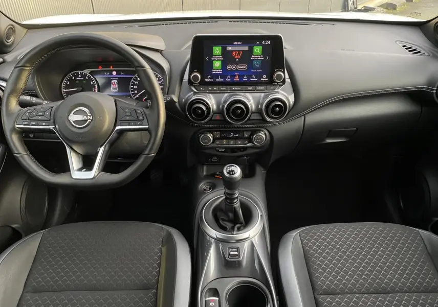 Intérieur du Nissan Juke 2024 DIG-T 114 N-Connecta, vue frontale du tableau de bord avec volant et écran tactile.