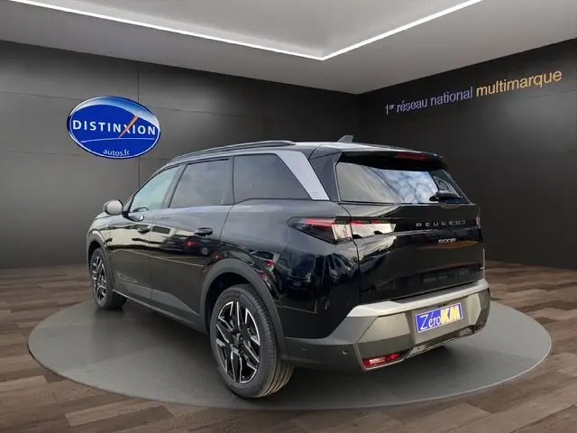 Peugeot 5008 noir Perla Nera vue 3/4 arrière droit, jantes alu 19'', vitres surteintées et feux LED distinctifs.