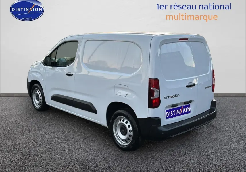 Vue 3/4 arrière droite d’un Citroën Berlingo Fourgon blanc avec porte latérale coulissante et double portes arrière.