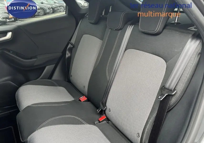 Vue intérieure sur les sièges arrière en tissu gris clair et foncé du Ford Puma 1.0 EcoBoost 125 mHev Titanium 2021.