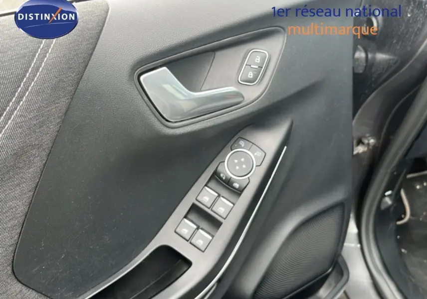 Gros plan sur la porte avant gauche noire du Ford Puma 2021 avec commandes de vitres et serrure.