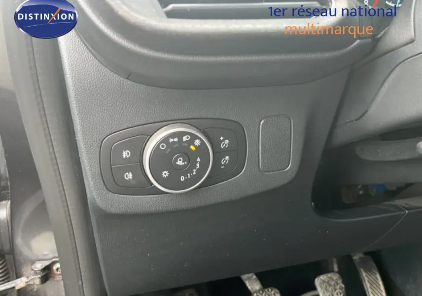 Détail du tableau de bord côté gauche du Ford Puma gris 2021, avec commande des phares et pédales visibles.