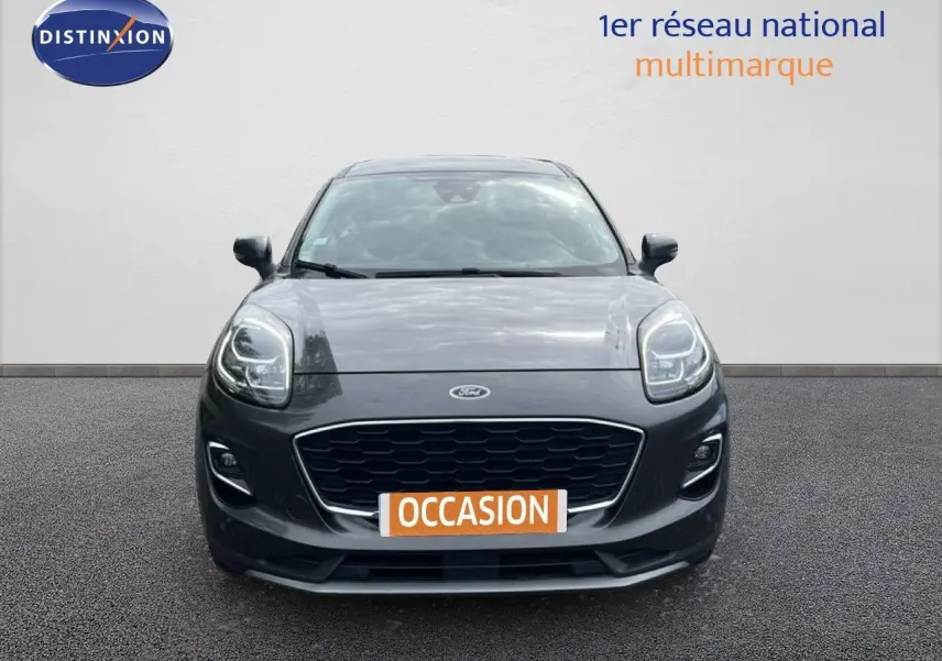 Vue frontale d'un Ford Puma gris 2021 avec calandre noire et plaque "OCCASION" orange visible.