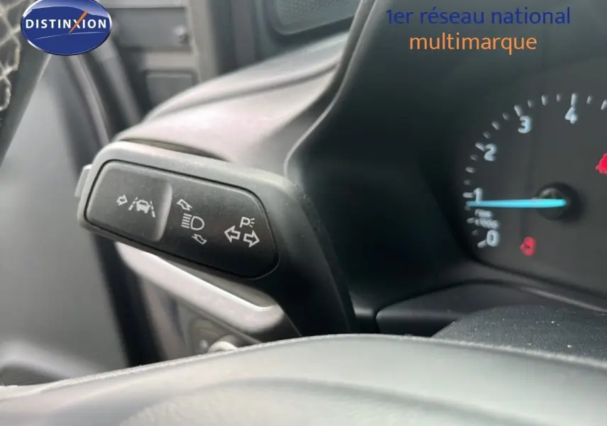 Détail du commodo de clignotant et régulateur sur le tableau de bord du Ford Puma gris 2021.