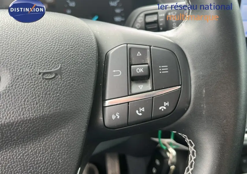 Gros plan sur le volant noir du Ford Puma 2021, montrant les commandes multifonctions côté droit.