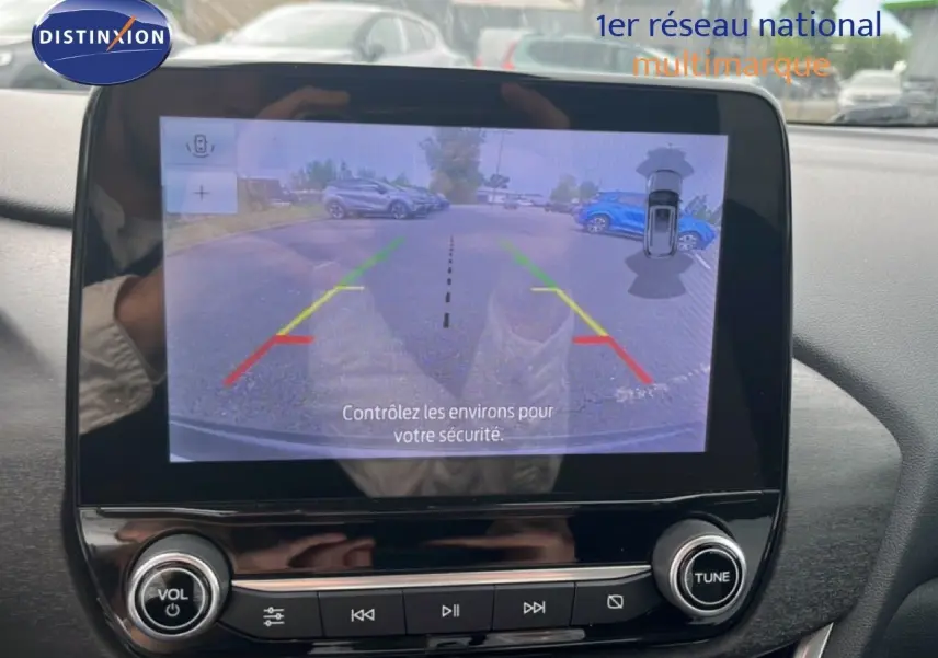 Écran central du Ford Puma gris 2021 montrant la caméra de recul avec guidage coloré en stationnement.