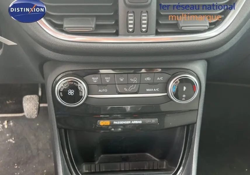 Vue rapprochée de la console centrale du Ford Puma gris 2021, montrant les commandes de climatisation et ventilation.