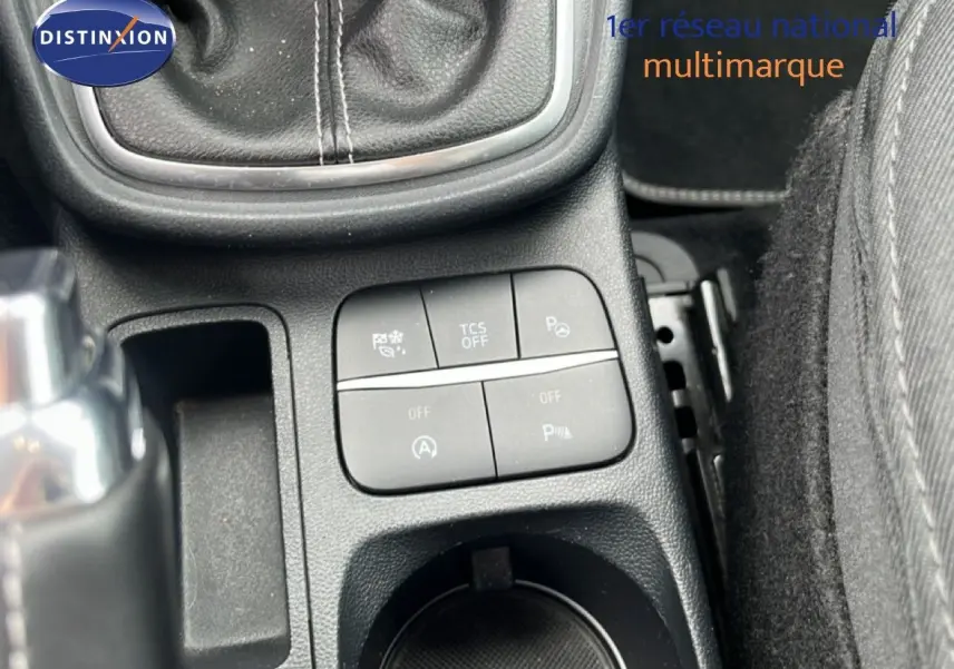 Gros plan sur la console centrale du Ford Puma gris 2021, montrant les boutons de contrôle et le levier de vitesse manuel.