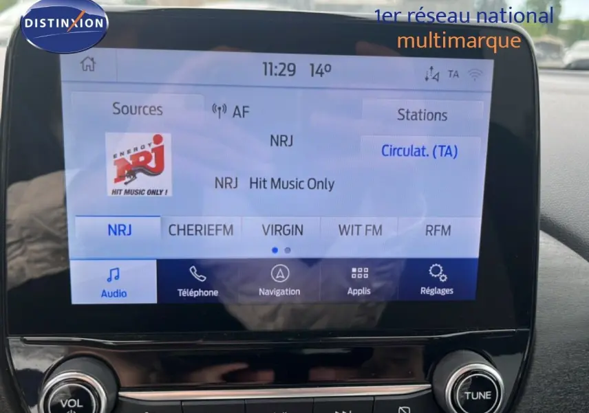 Vue de face du Ford Puma gris 1.0 EcoBoost 125 mHev Titanium 2021, mettant en valeur la calandre et les phares avant.