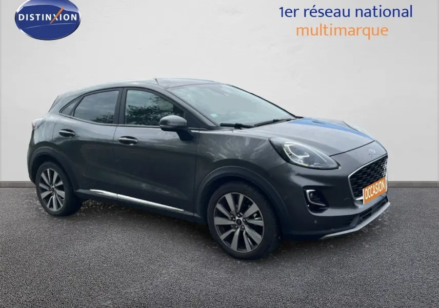 Ford Puma gris en 3/4 avant droit, SUV compact avec jantes alliage et calandre distinctive, vue extérieure.