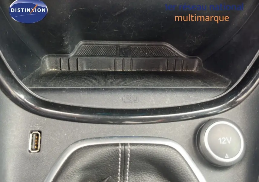 Gros plan sur la console centrale du Ford Puma gris 2021, avec prise USB, prise 12V et espace de rangement.