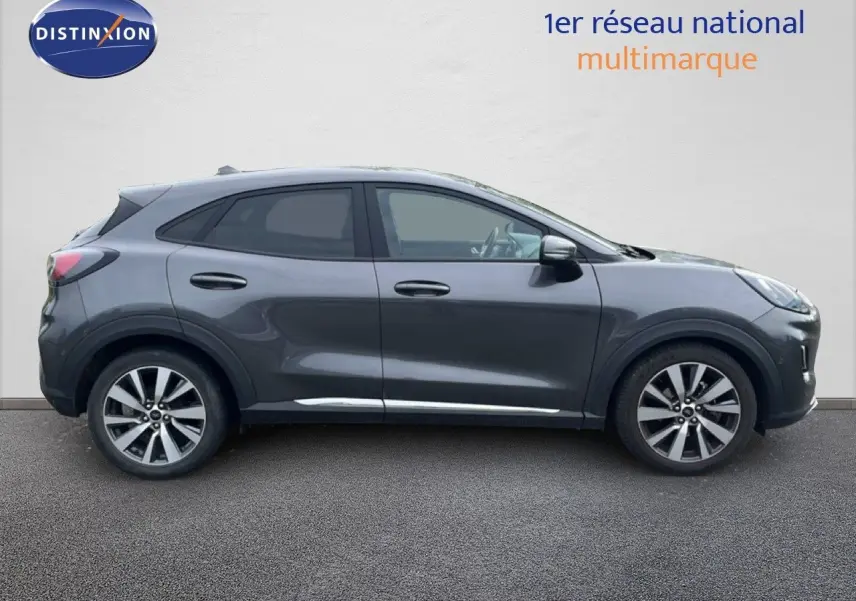 Ford Puma gris en vue de profil côté gauche, version hybride essence 2021 avec jantes alliage distinctives.