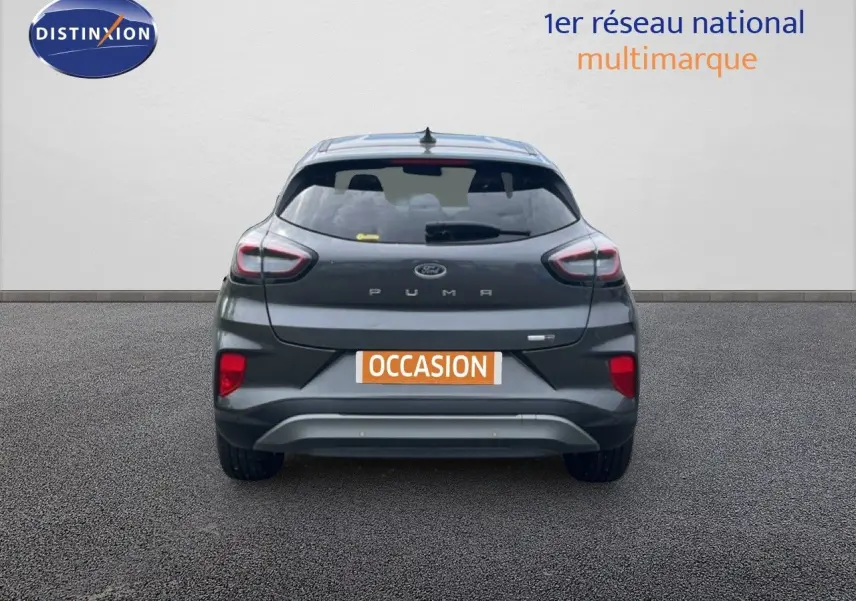 Vue arrière d'une Ford Puma gris foncé 2021 avec feux arrière distinctifs et plaque "OCCASION".
