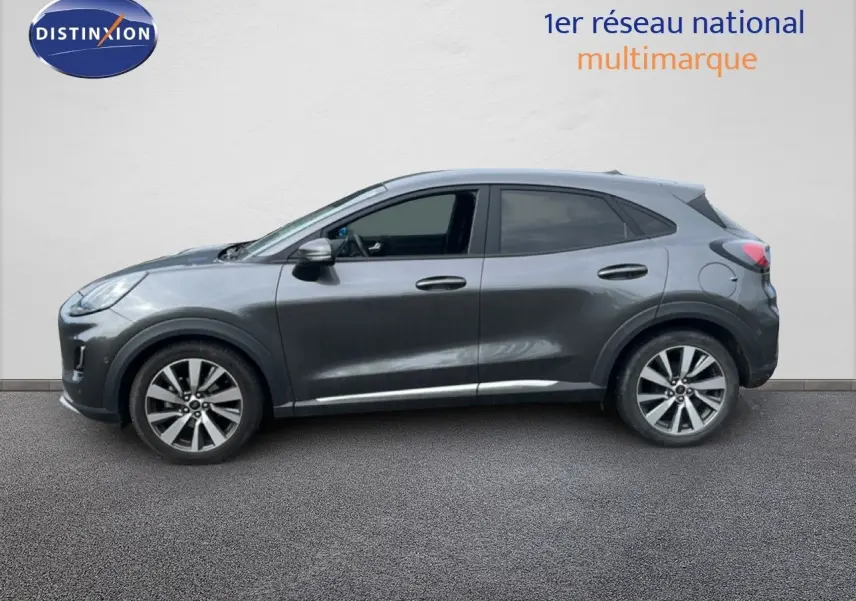 Vue profil côté gauche d'un Ford Puma gris 2021 avec jantes alliage et lignes fluides caractéristiques.