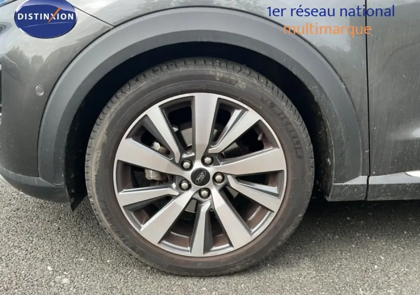 Gros plan sur la roue avant gauche du Ford Puma gris 2021 avec jante alliage distinctive et pneus Michelin.