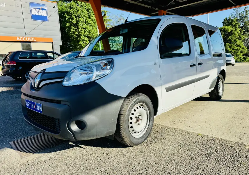 Renault Kangoo Maxi blanc vu en 3/4 avant droit, avec pare-chocs noir mat et jantes acier simples.