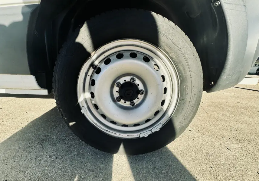 Gros plan sur la roue avant gauche blanche du Renault Kangoo Maxi 1.5 Blue dCi 95ch Business de 2021.