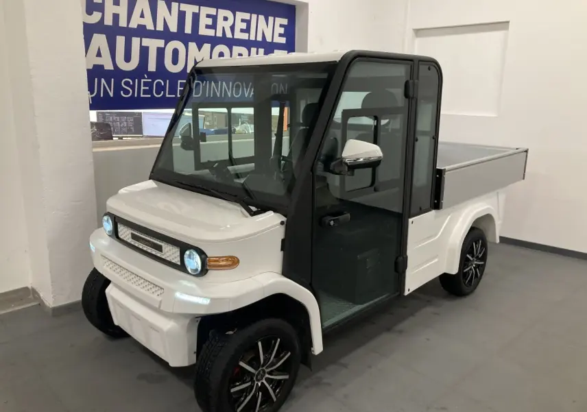 Vue 3/4 avant droite du pick-up électrique blanc Liberty L7E H2 160 avec kit ridelles et jantes alliage 13 pouces.