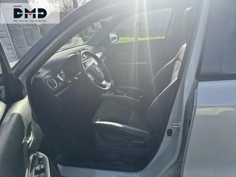 Vue intérieure côté conducteur du Suzuki Vitara 1.4 Boosterjet Hybrid 2026, sièges en suédine et cuir noir.