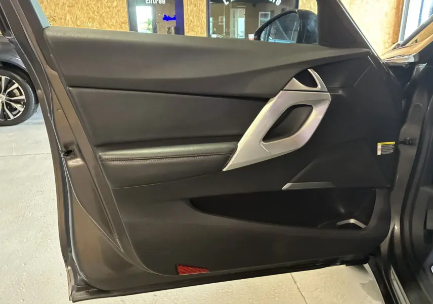 Vue intérieure côté gauche de la porte avant gris foncé du DS5 2018 avec poignée argentée et garniture noire.