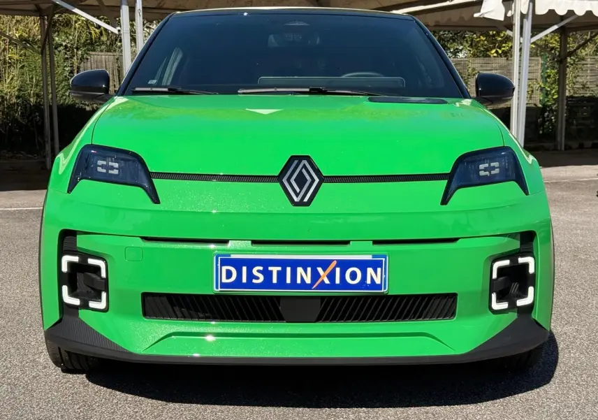 Vue frontale d'une Renault R5 E-TECH électrique 2024 en vert Pop avec toit noir et feux LED distinctifs.