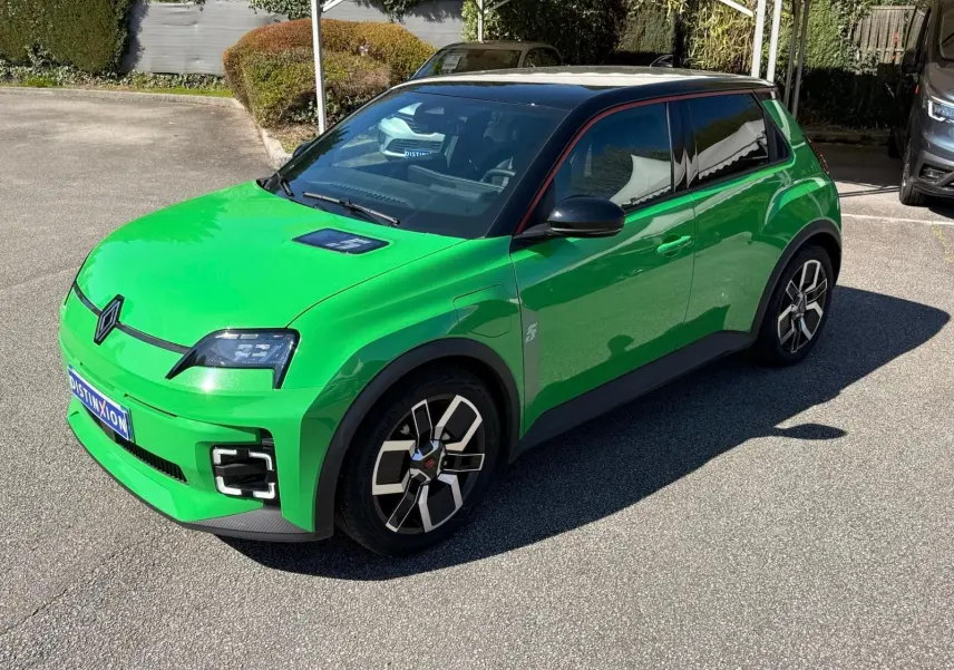 Renault R5 E-Tech électrique 2024 en 3/4 avant droit, vert Pop avec toit noir étoile et jonc rouge alu.