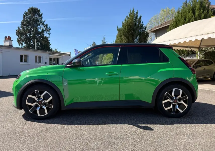 Profil côté gauche de la Renault R5 E-TECH électrique 2024 en vert Pop avec toit noir étoile et jonc de toit rouge alu.