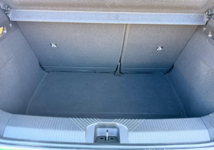 Coffre ouvert vu de face de la Renault R5 E-TECH 100% électrique, intérieur noir sans chargement visible.