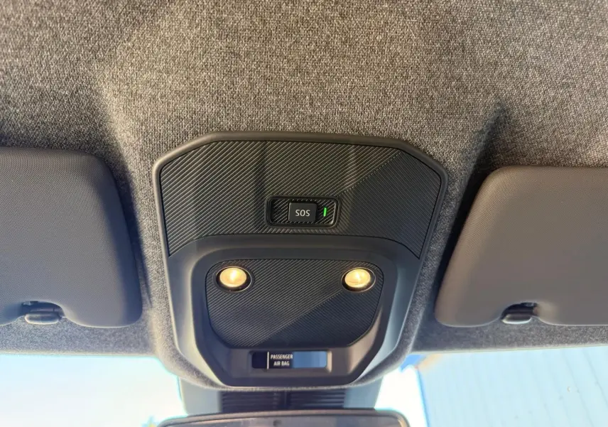 Vue intérieure du plafond avant de la Renault R5 E-TECH 100% électrique, avec éclairage et bouton SOS visible.