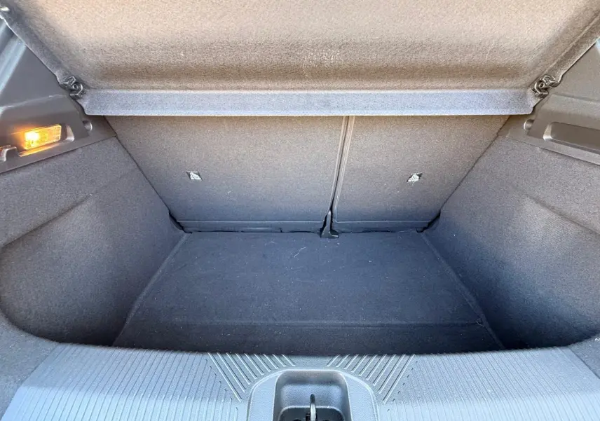 Coffre vide vu de face, intérieur noir avec éclairage latéral, Renault R5 E-TECH 100% électrique 2024.