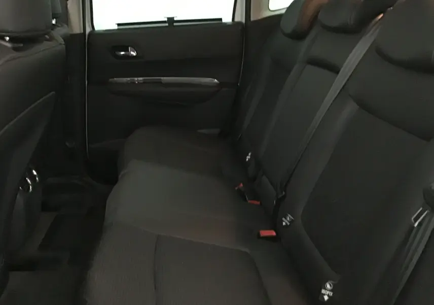 Vue intérieure côté gauche des sièges arrière noirs du Peugeot 3008 blanc de 2015 avec ceintures et appuie-têtes visibles.