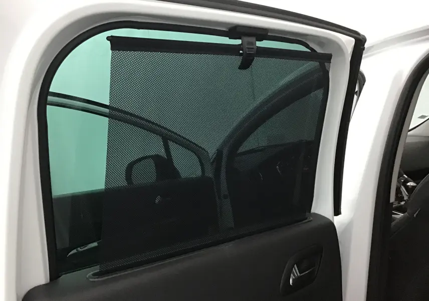 Store pare-soleil déployé sur la porte arrière gauche d’un Peugeot 3008 blanc, intérieur sombre visible.