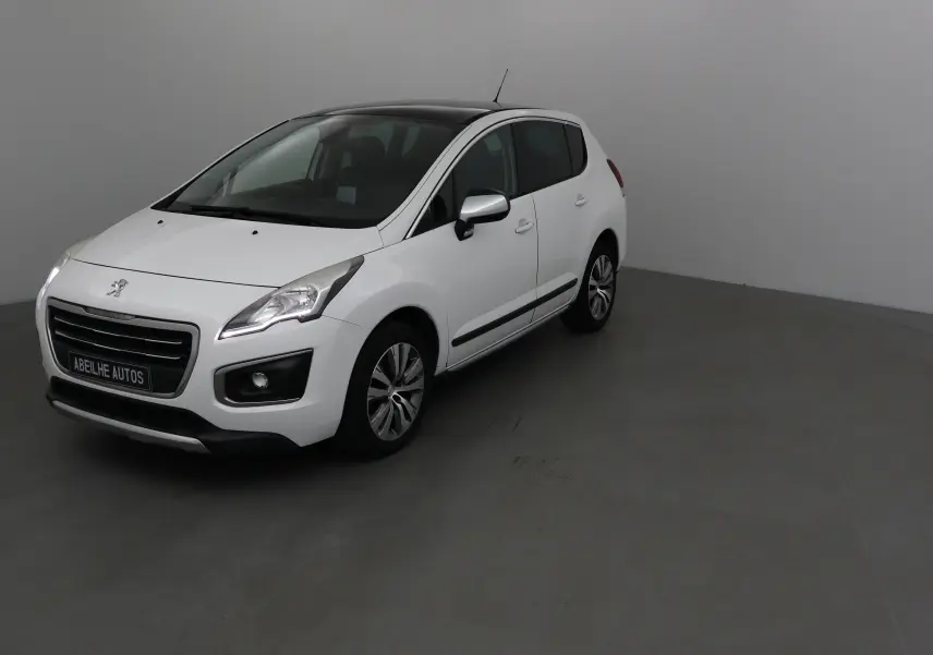 Peugeot 3008 blanc vue 3/4 avant droit avec toit noir et jantes alliage dans un studio gris.