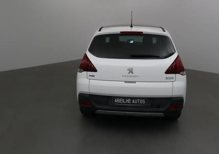 Vue arrière d'un Peugeot 3008 blanc de 2015 avec feux rouges et plaque Abeilhe Autos visible.
