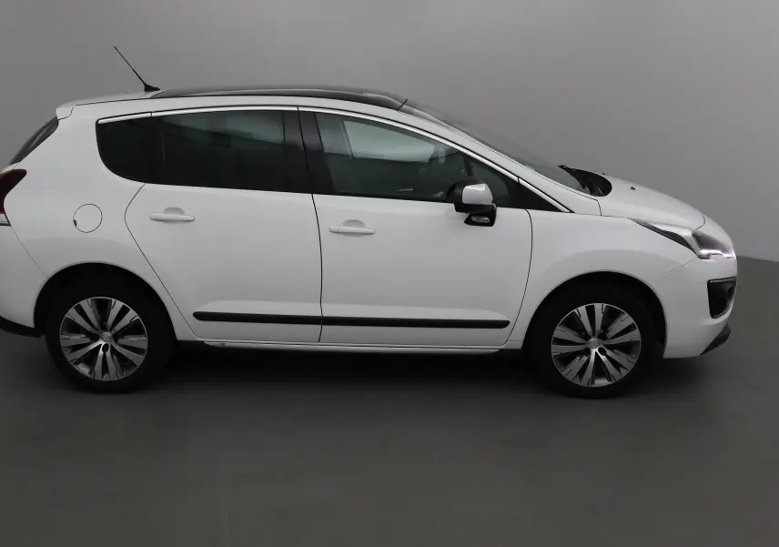 Peugeot 3008 blanc vue de profil côté gauche, avec jantes alliage et vitres teintées.